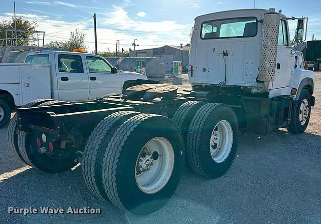 Image of Ford L9000 equipment image 4