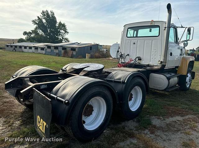 Image of Ford L9000 equipment image 4