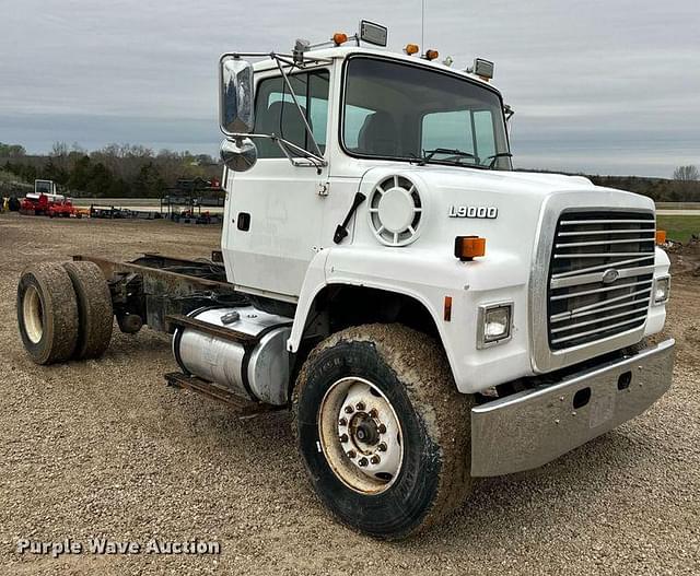 Image of Ford L9000 equipment image 2