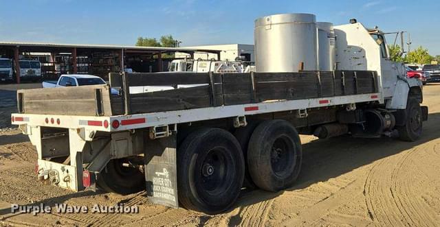 Image of Ford LN8000 equipment image 4