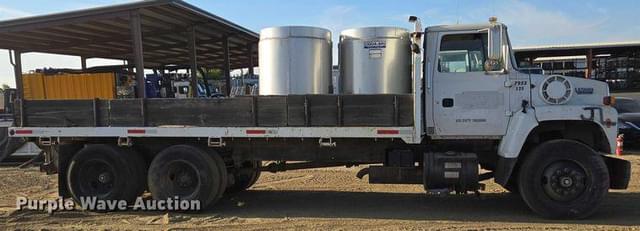 Image of Ford LN8000 equipment image 3