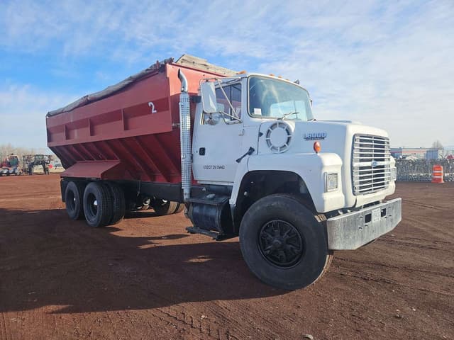 Image of Ford L8000 equipment image 3