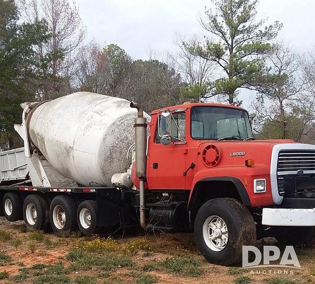 Image of Ford LT9000 equipment image 3