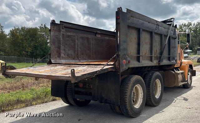 Image of Freightliner FLD equipment image 4