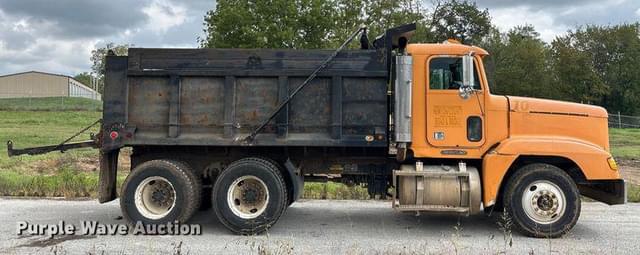 Image of Freightliner FLD equipment image 3