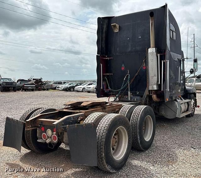 Image of Freightliner FLD equipment image 4