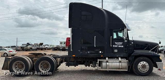 Image of Freightliner FLD equipment image 3
