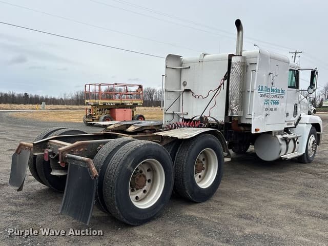 Image of Freightliner FLD equipment image 4