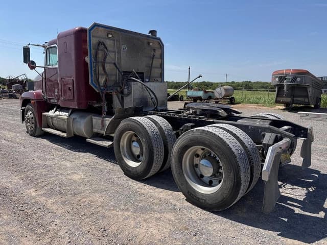 Image of Freightliner FLD equipment image 1