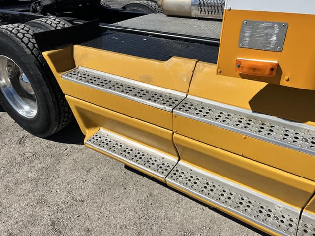 Image of Freightliner FLD112 equipment image 4