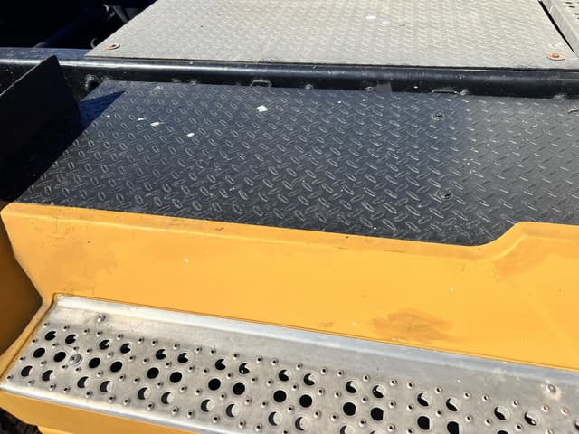 Image of Freightliner FLD112 equipment image 3