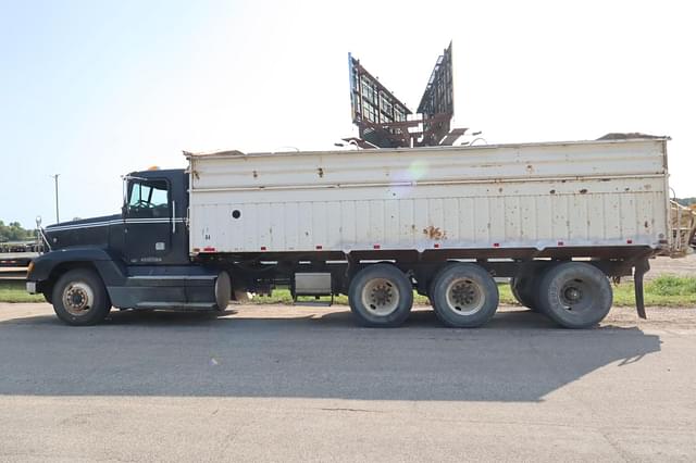 Image of Freightliner FLD120 equipment image 4