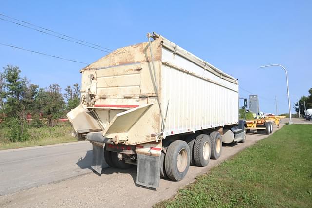 Image of Freightliner FLD120 equipment image 2