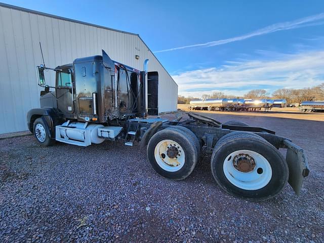 Image of Freightliner FLD120 equipment image 2