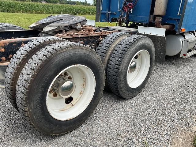 Image of Freightliner FLD120 equipment image 4