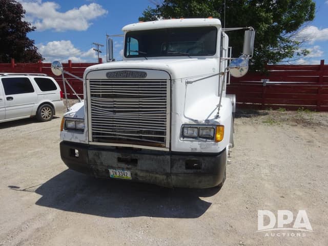 Image of Freightliner FLD120 equipment image 3