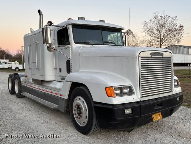 Image of Freightliner FLD120 equipment image 2