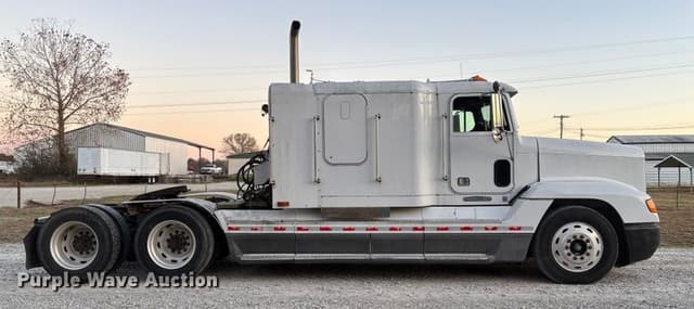 Image of Freightliner FLD120 equipment image 3