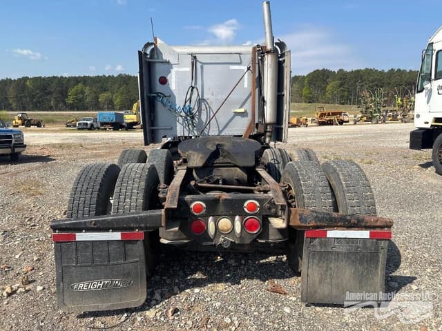 Image of Freightliner FLD120 equipment image 4