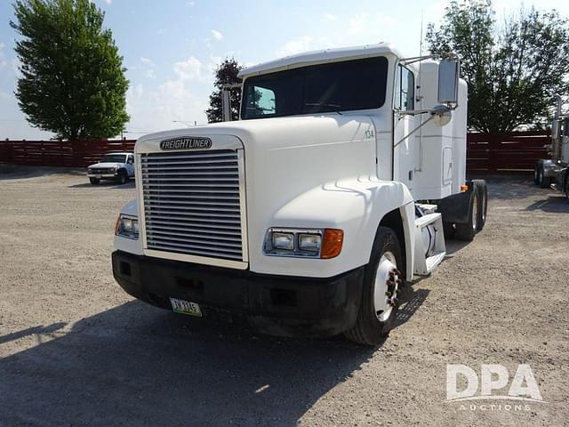Image of Freightliner FLD120 equipment image 2