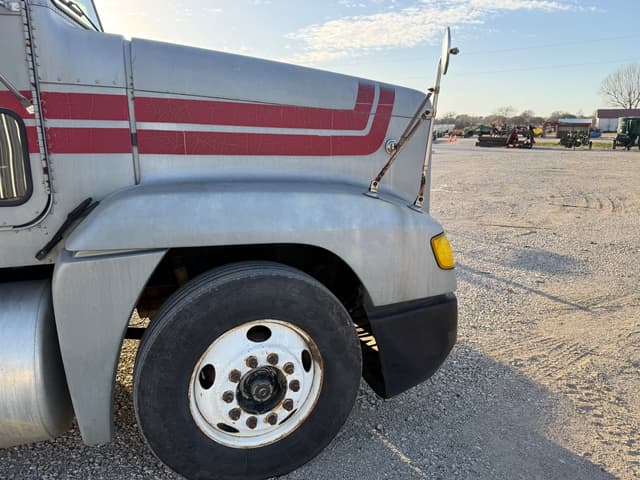 Image of Freightliner FLD120 equipment image 4