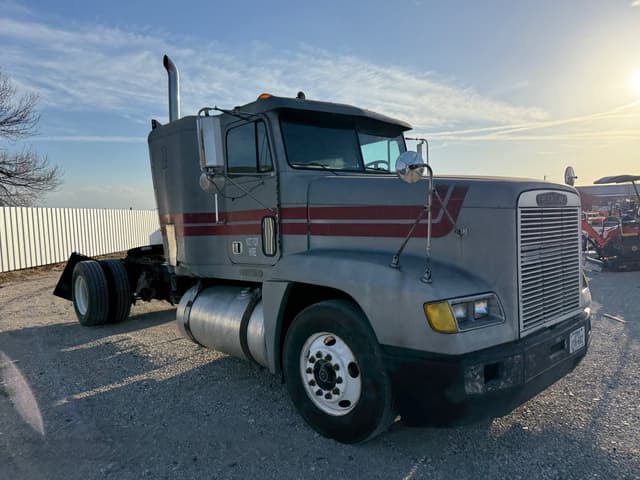 Image of Freightliner FLD120 equipment image 3