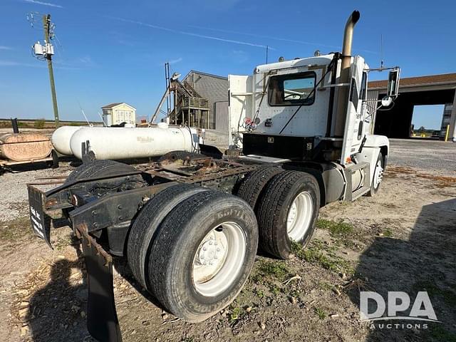 Image of Freightliner FL12064TH equipment image 3