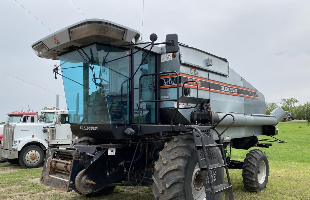 Main image Gleaner R52