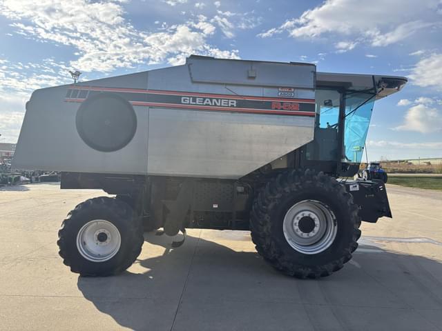 Image of Gleaner R62 equipment image 4