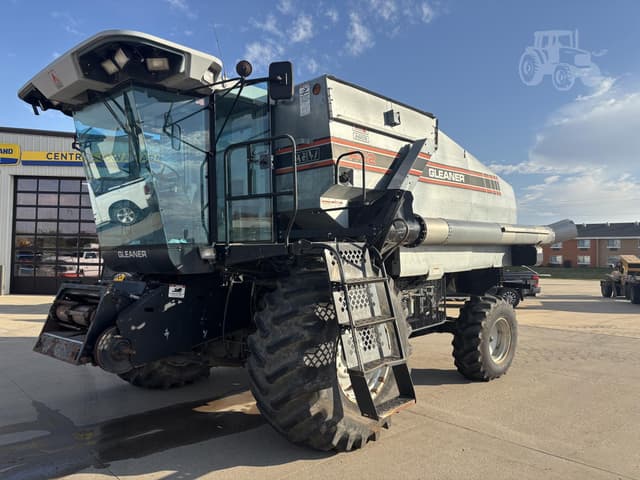 Image of Gleaner R62 equipment image 1