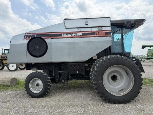 Image of Gleaner R62 equipment image 3
