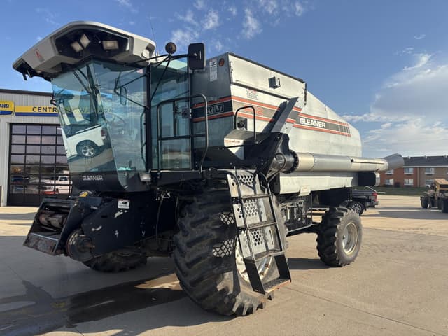 Image of Gleaner R62 equipment image 1