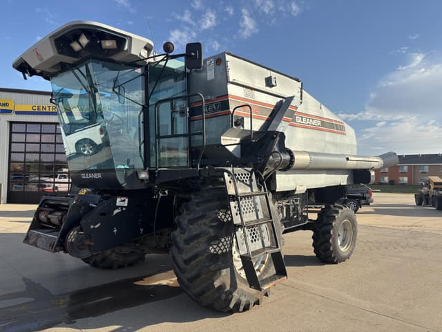 Image of Gleaner R62 equipment image 1