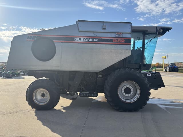 Image of Gleaner R62 equipment image 4