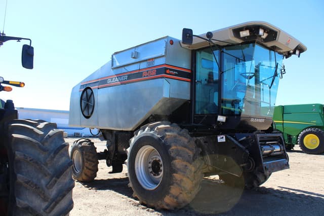 Image of Gleaner R62 equipment image 2