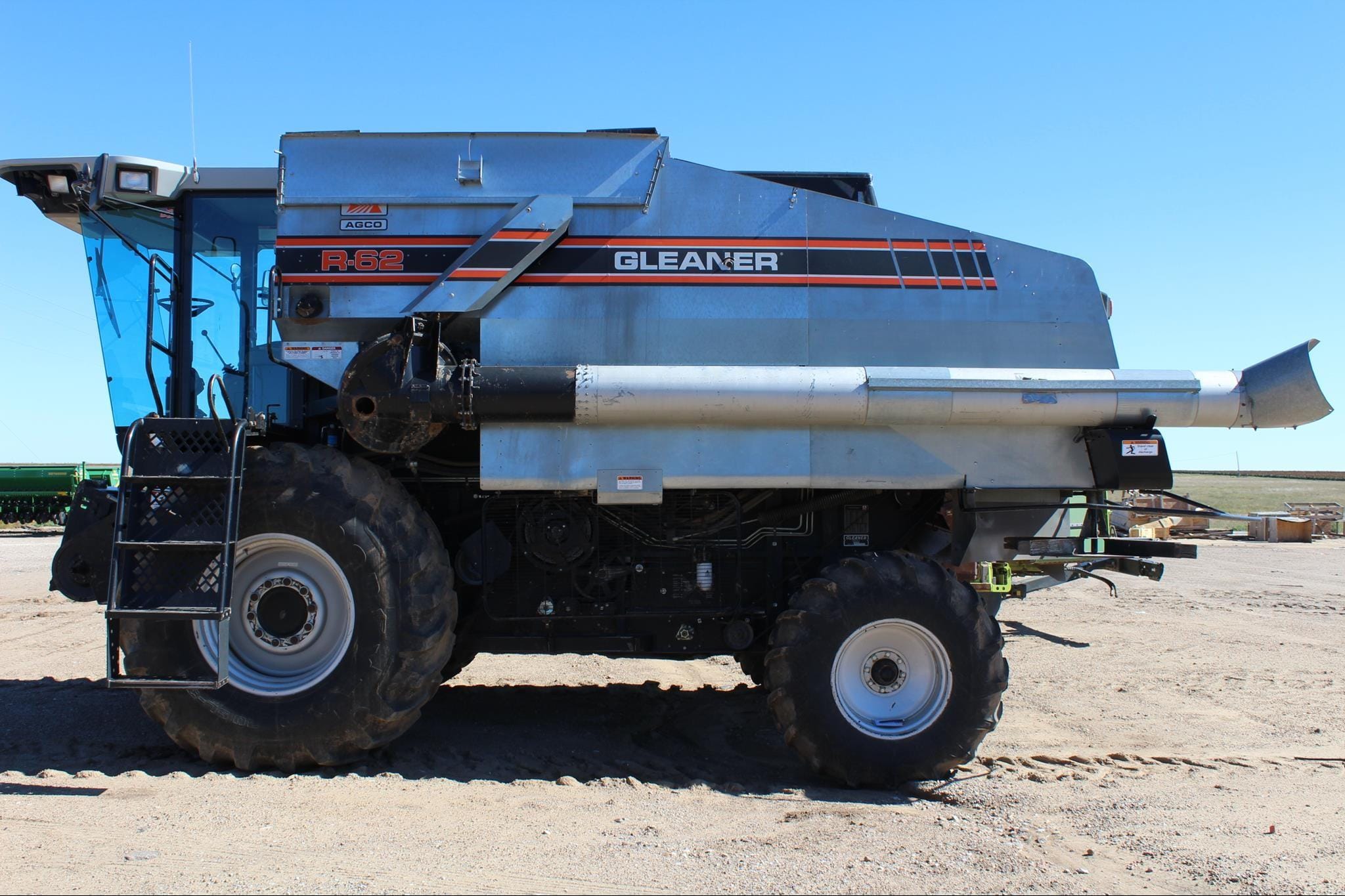 1994 Gleaner R62 Equipment Image0