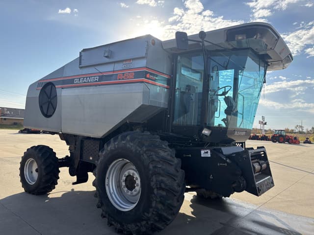 Image of Gleaner R62 equipment image 3
