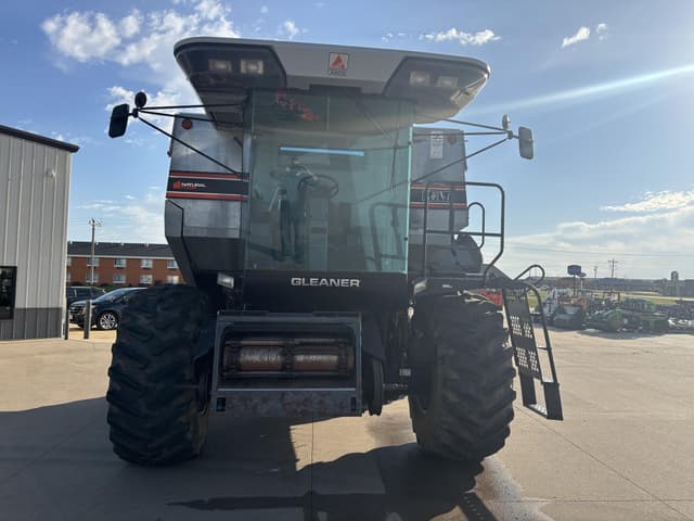 Image of Gleaner R62 equipment image 2