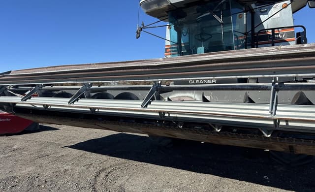 Image of Gleaner R72 equipment image 2