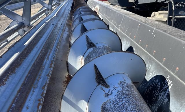 Image of Gleaner R72 equipment image 3