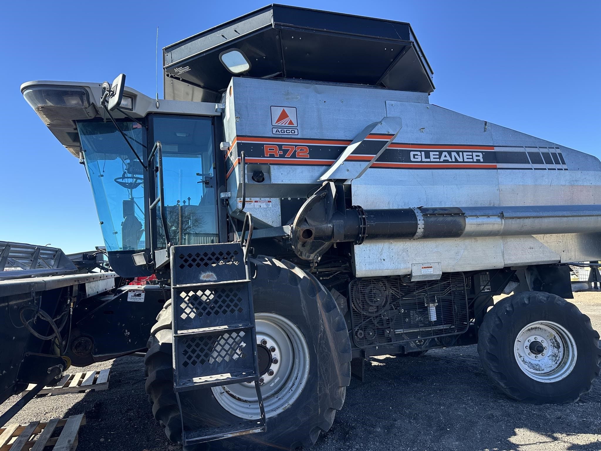 1994 Gleaner R72 Equipment Image0