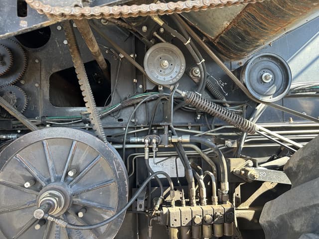 Image of Gleaner R72 equipment image 4