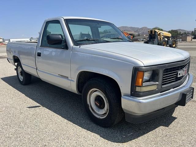 Image of GMC Sierra 1500 equipment image 1