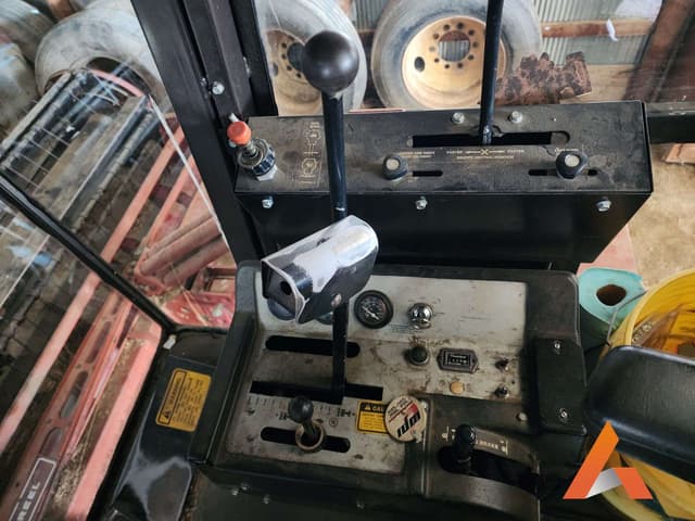 Image of Hesston 8100 equipment image 1