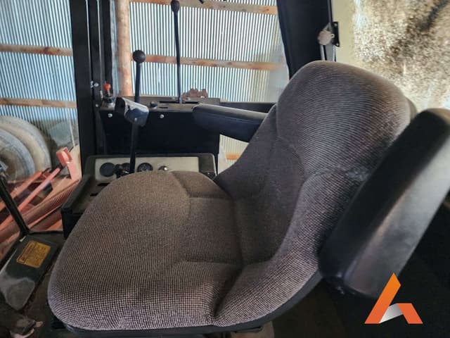 Image of Hesston 8100 equipment image 3