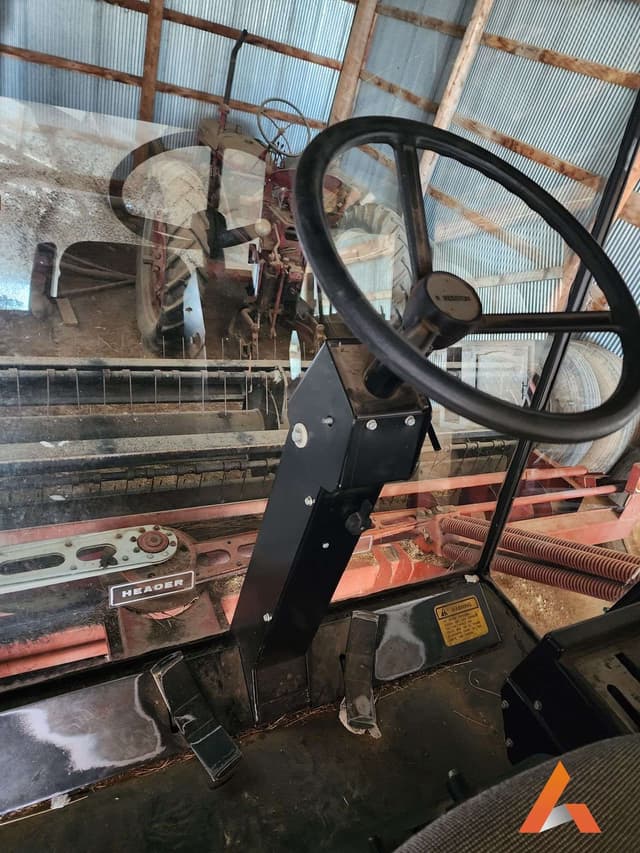 Image of Hesston 8100 equipment image 2