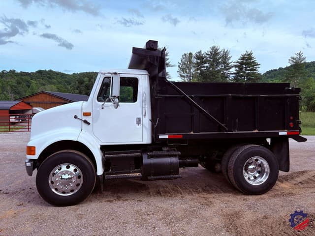 Image of International 8100 equipment image 1