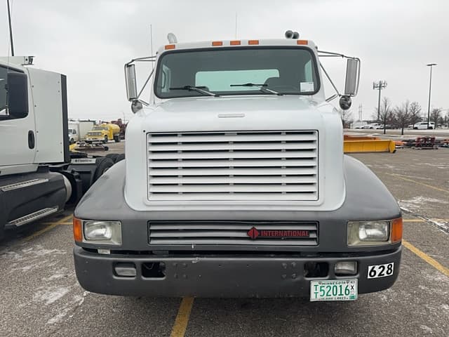 Image of International 8200 equipment image 1