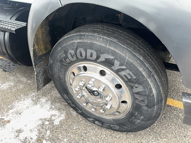 Image of International 8200 equipment image 3