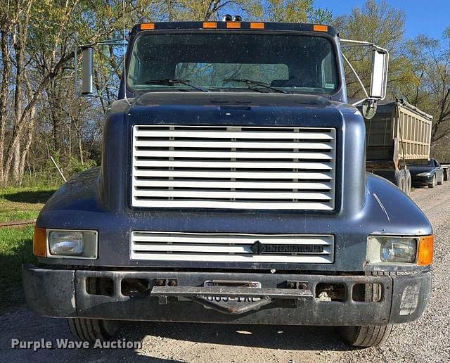 Image of International 8200 equipment image 1